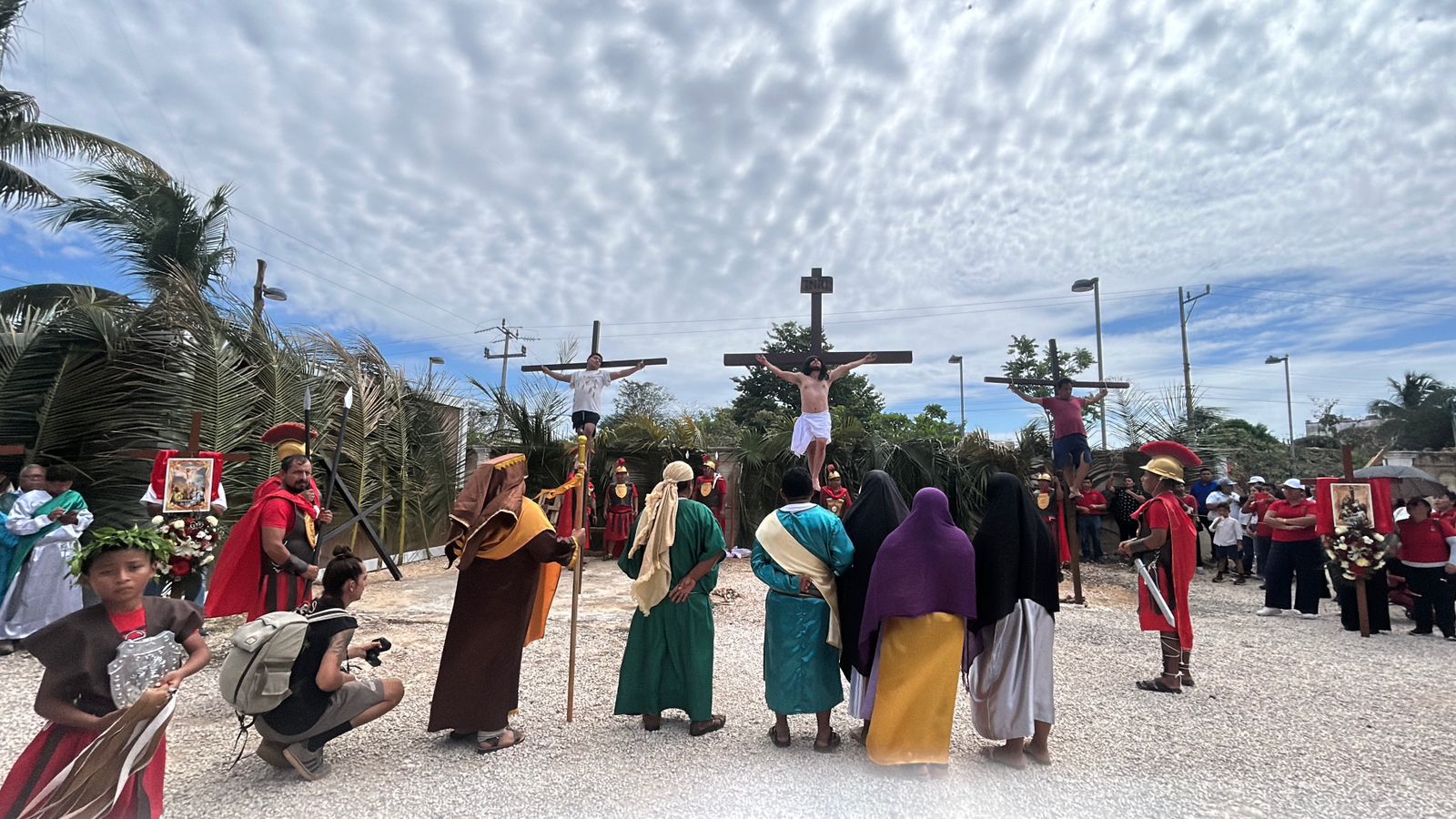 Con profunda devoción, decenas de fieles acompañan la pasión y muerte de Jesús en Tulum