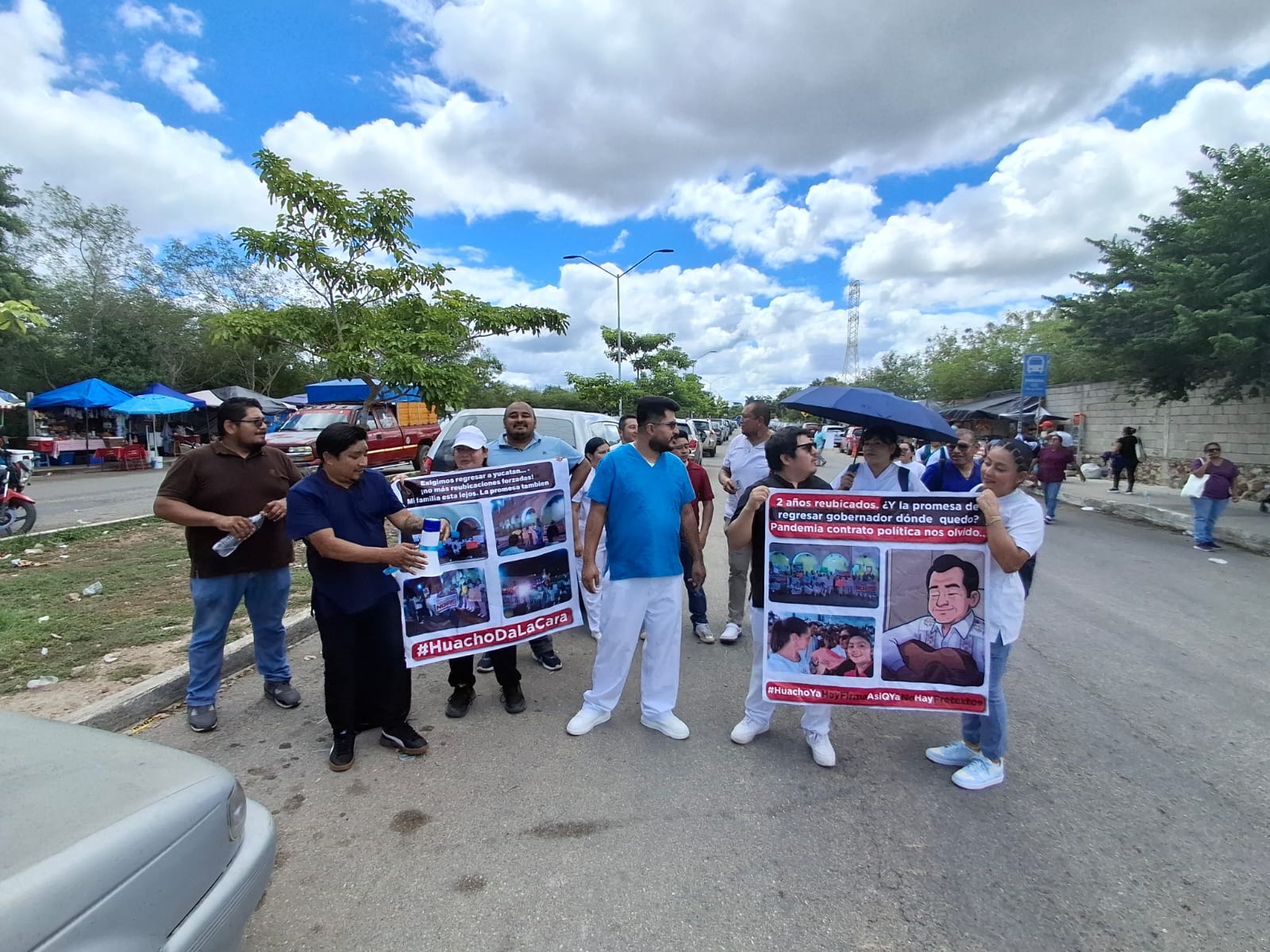 Personal médico y de enfermería se manifiesta afuera del Hospital O'Horán