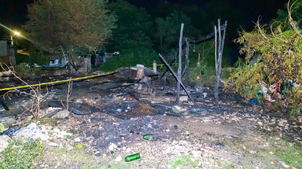 Atienden a afectados por incendio en el asentamiento Renacimiento al sur de Mérida