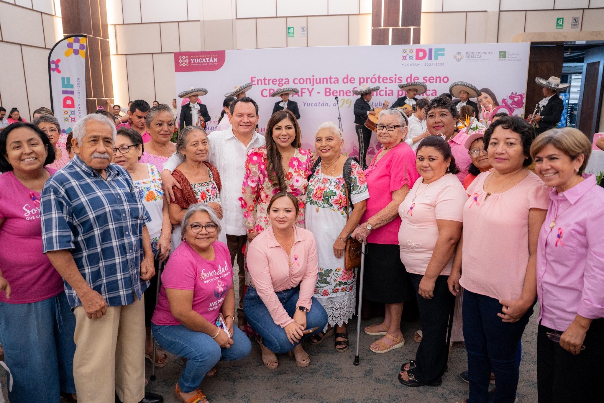 DIF Yucatán entrega 54 prótesis mamarias gratuitas a supervivientes de cáncer