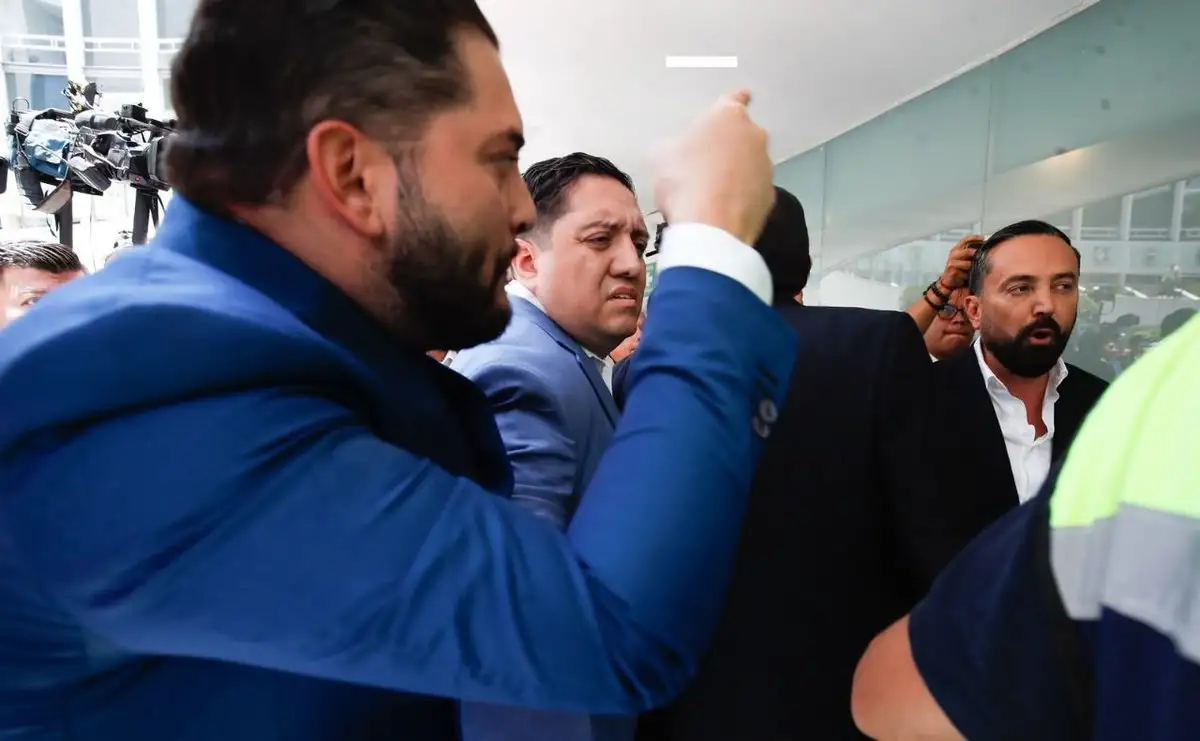 Diputado priista Carlos Mancilla agrede a Arturo Ávila por caso 'Alito' Moreno