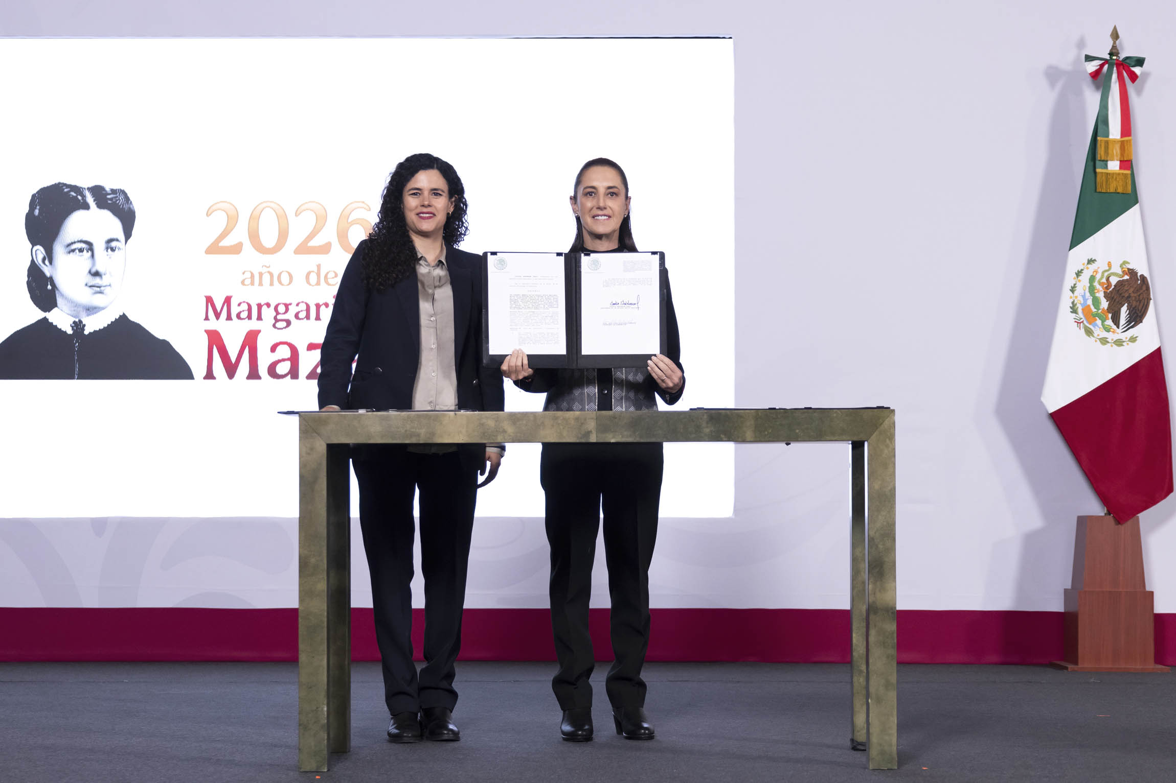 Claudia Sheinbaum firma decreto sobre doble nacionalidad para aspirantes a candidaturas