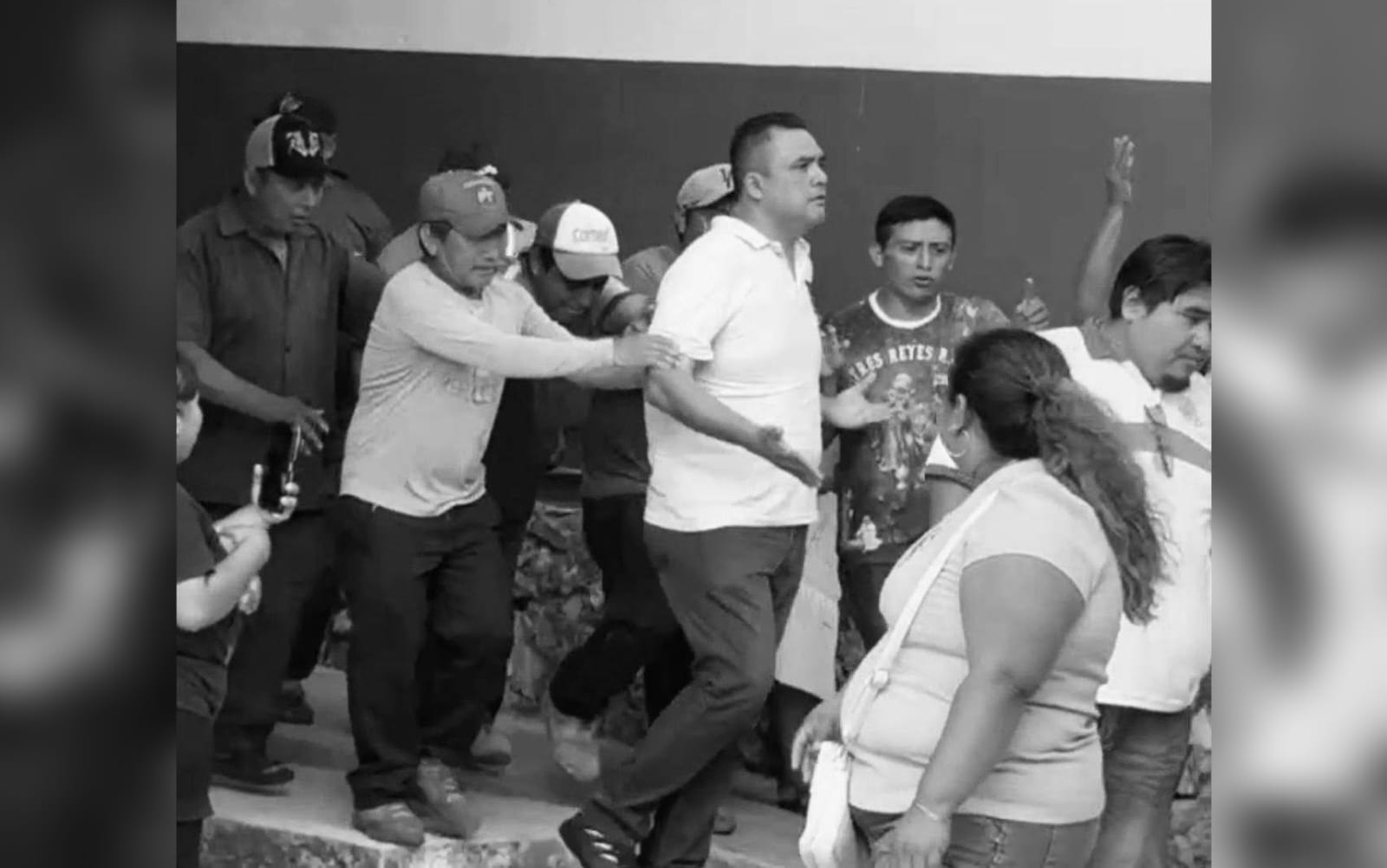 Familias retienen a docentes de Telesecundaria tras presunto abuso contra menor