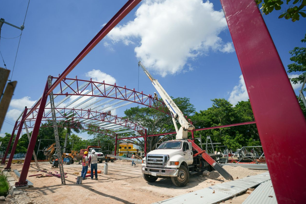 Supervisan avances de modernización de cancha de usos múltiples del parque Emancipación, en Vergel II