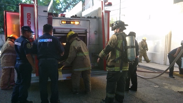 Fuego arrasa con bodega en la Facultad de Medicina