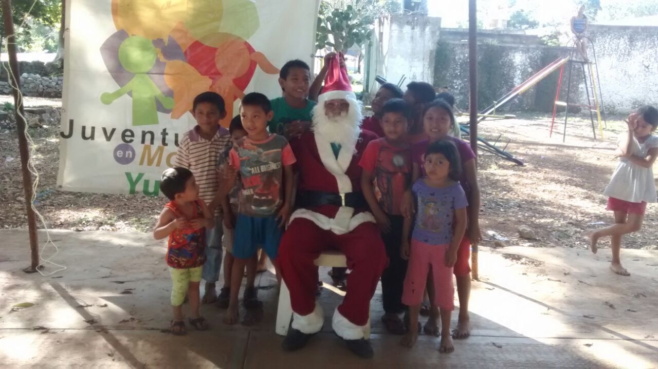 La navidad llega a niños de la comunidad de Ek Balam
