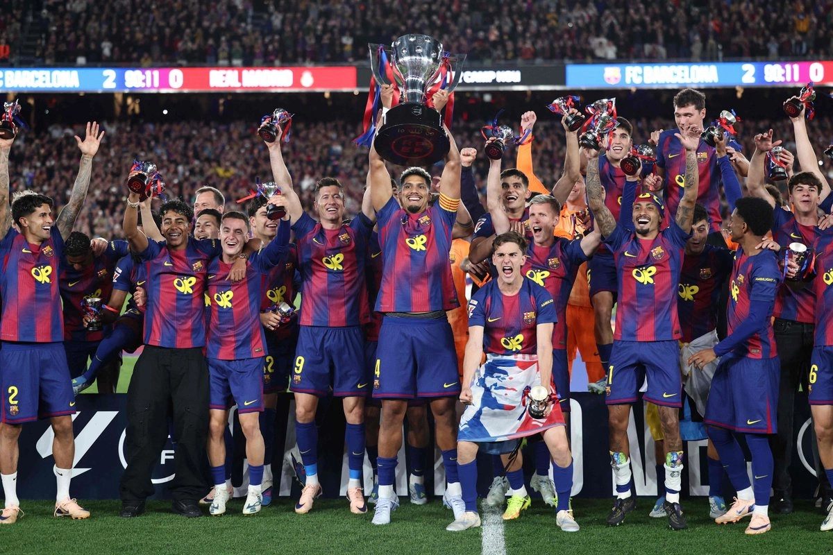 El Barcelona se proclama campeón de la liga española al ganar 2-0 al Real Madrid