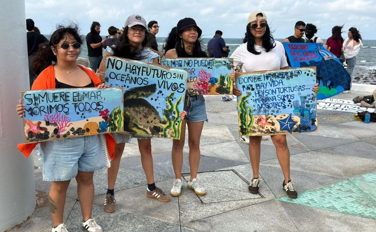 El mar es un ente vivo: veracruzanos exigen transparencia tras derrame de hidrocarburos en el Golfo de México