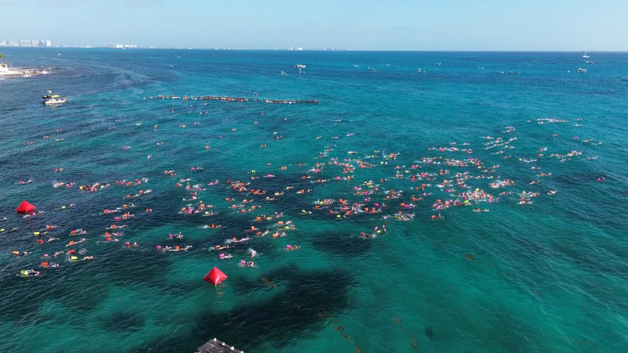 Cientos de personas cruzan de Cancún a Isla Mujeres en competencia de aguas abiertas