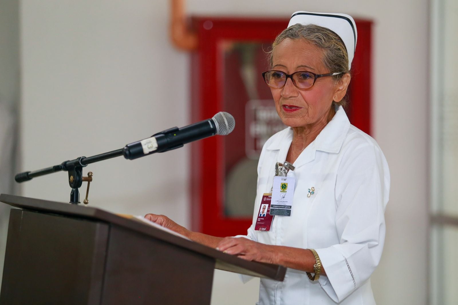 Congreso de Yucatán reconoce a enfermera Elodia Aguilar por cinco décadas de servicio
