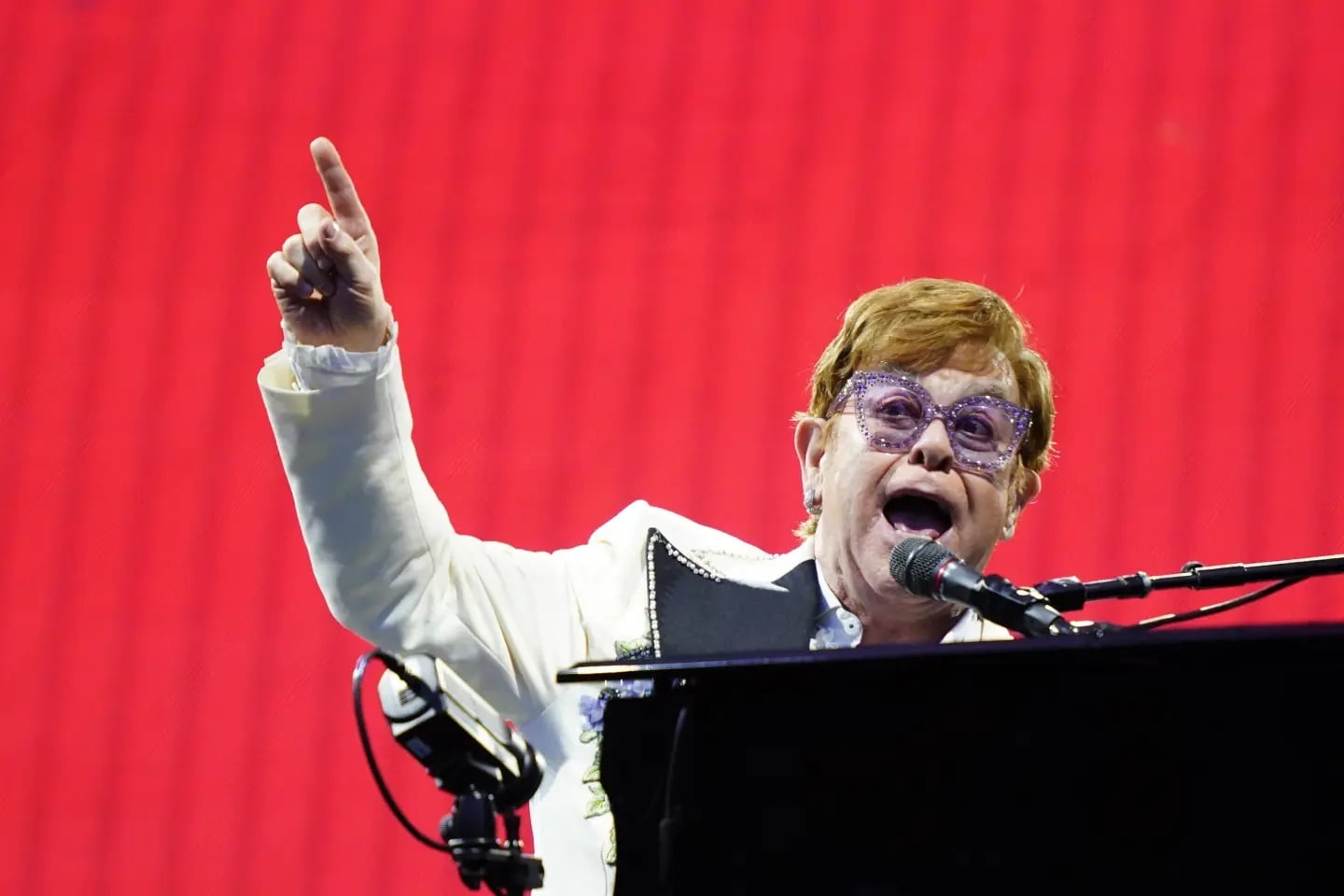 Elton John confirma que ha perdido la visión en su ojo derecho y ve parcialmente con el izquierdo