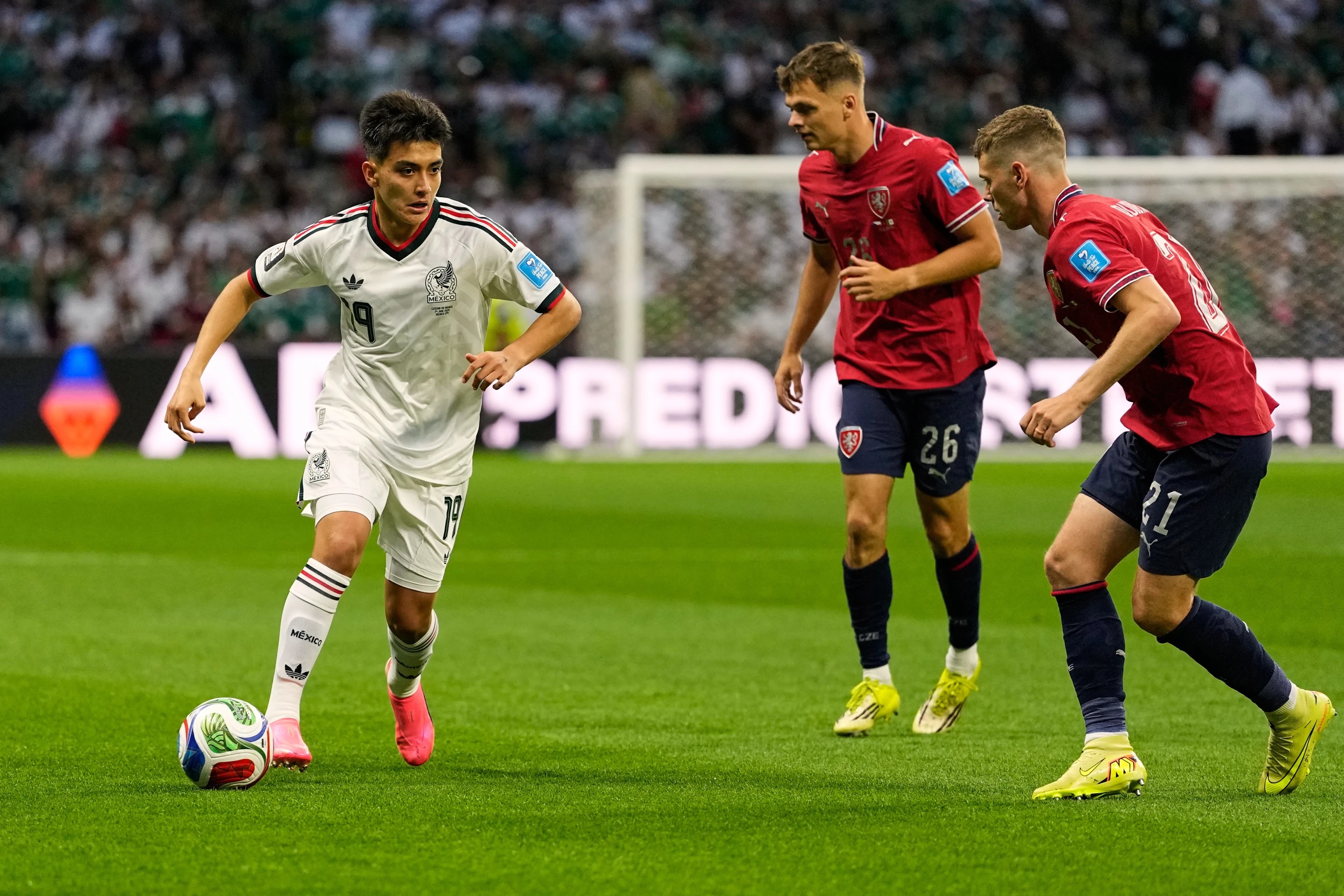 Gilberto Mora sobresalió en su primera titularidad en el Mundial y tendría más protagonismo con México