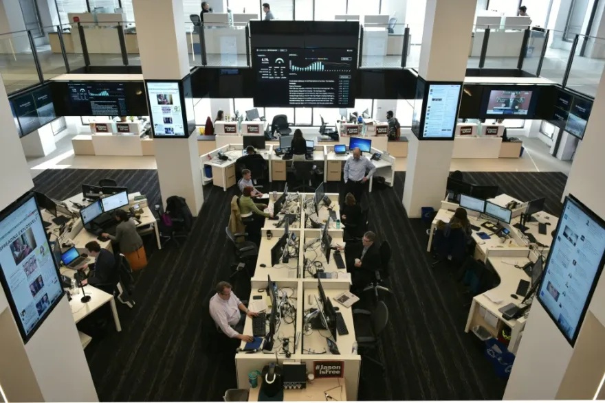 Un juez de EU impide al gobierno revisar los dispositivos incautados a periodista del 'Washington Post'