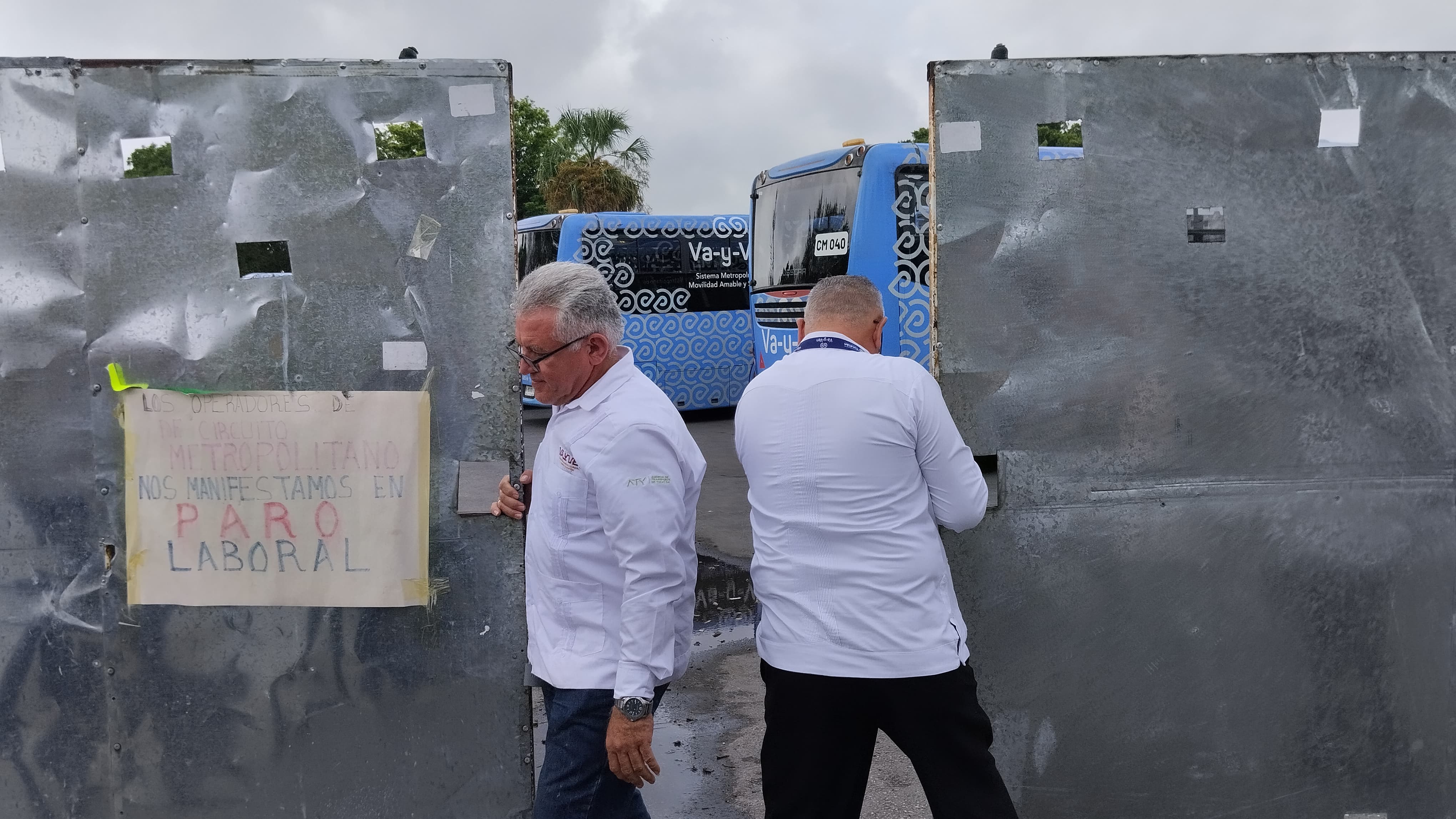 Operadores de Circuito Metropolitano entregan unidades, pero advierten que el paro sigue