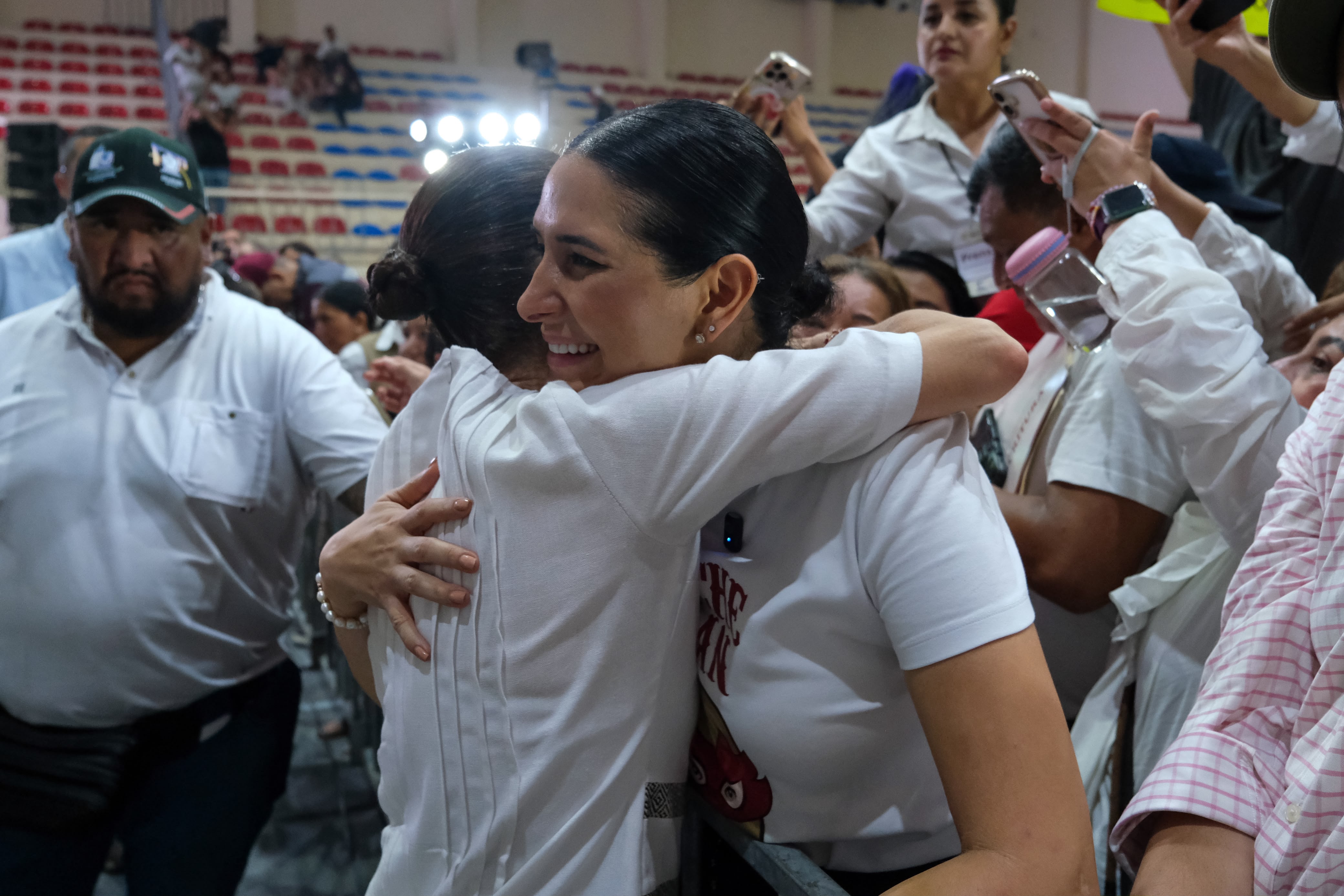 Estefanía Mercado agradece entrega de escrituras a familias de la colonia Colosio de Playa del Carmen