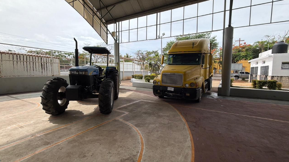 Gobierno de QRoo entrega maquinaria y equipo a Tulum para atender arribos de sargazo