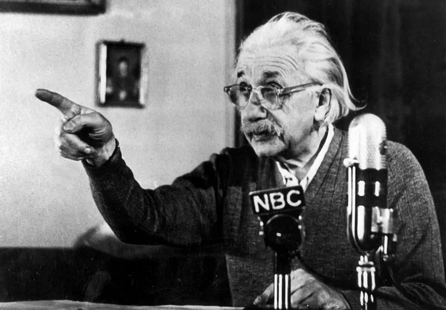 Einstein: ¿genio solitario y pacifista o la mitificación de la práctica científica?