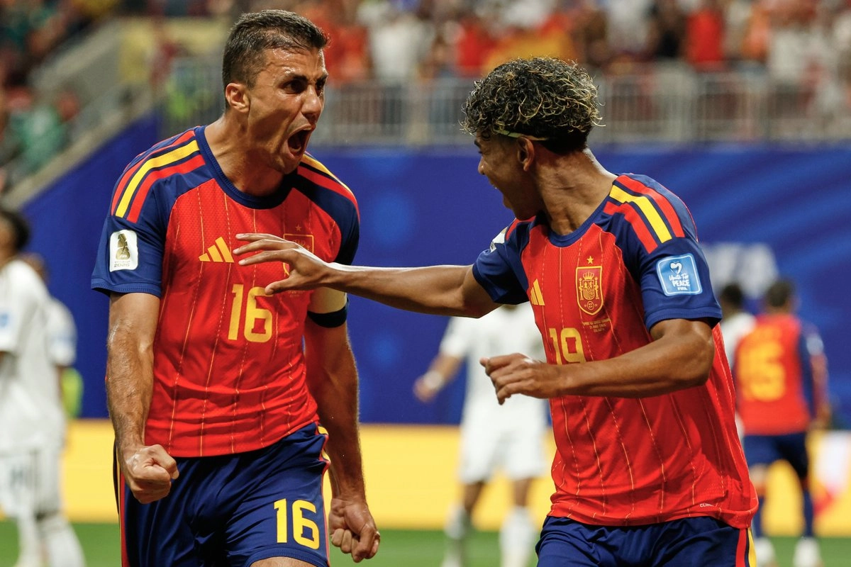Oyarzabal y Yamal guían a España para golear 4-0 a Arabia