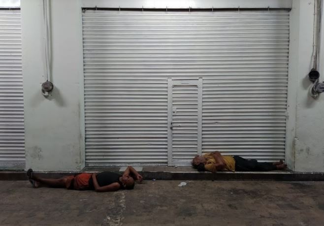 Indigentes en el centro de Mérida, la otra cara del 'toque de queda'