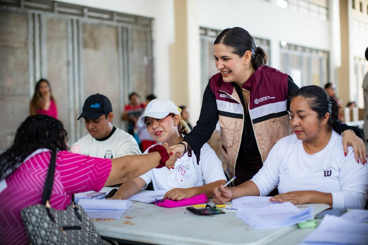 Estefanía Mercado acompaña entrega de insumos de programas sociales del gobierno de QRoo