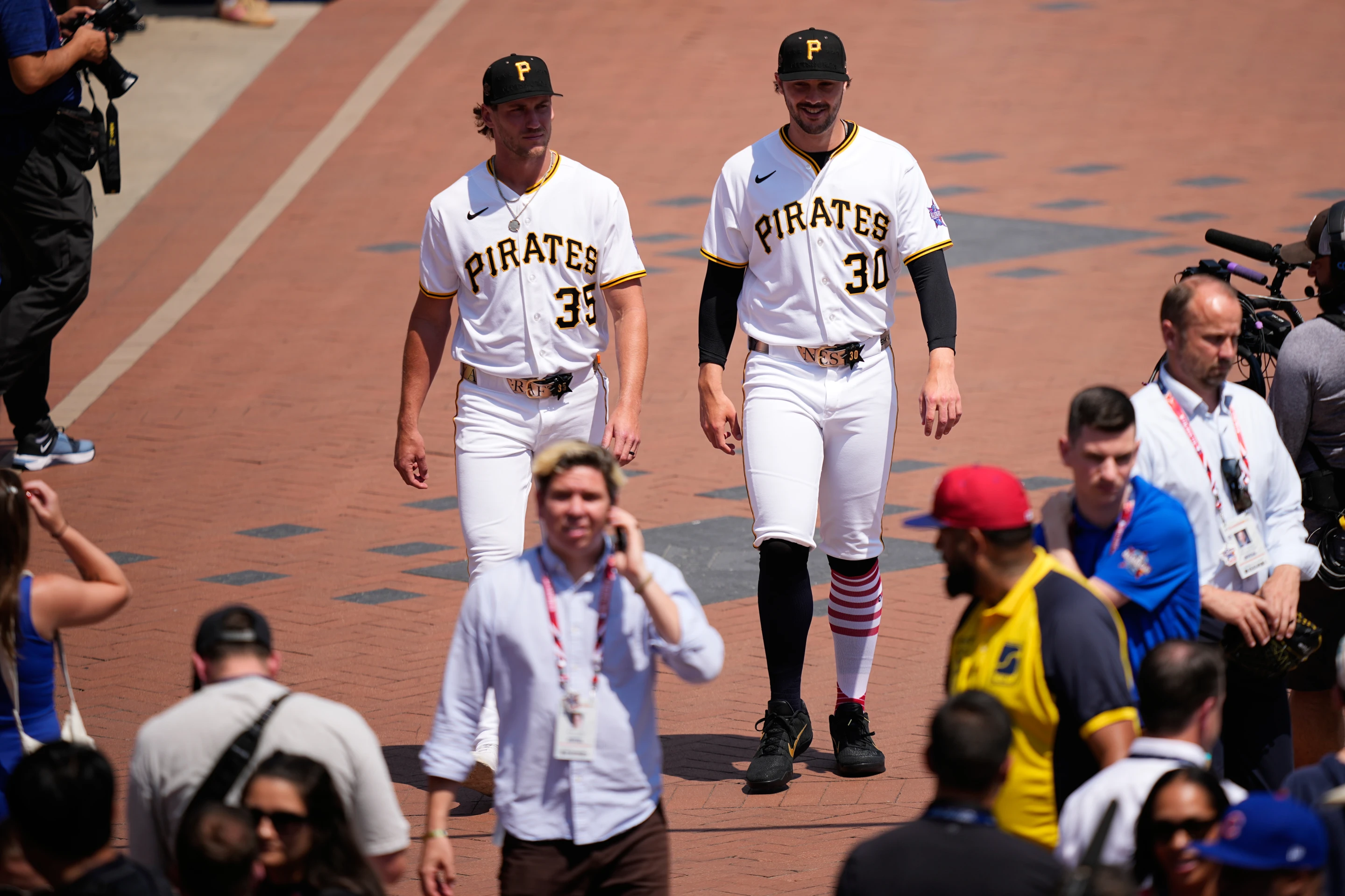 Estrellas del beisbol rechazan el tope salarial de MLB, pero dicen que hay tiempo para un acuerdo