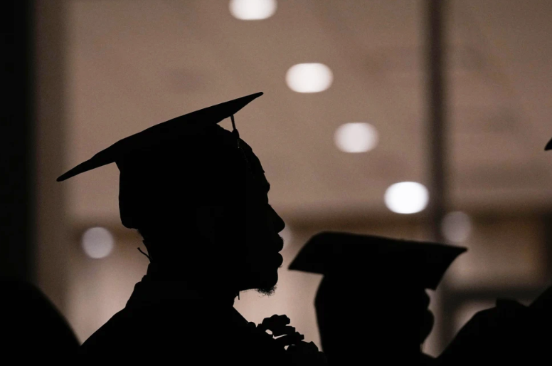 EU propone tarifa de 70 mil dólares para estudiantes internacionales que buscan trabajar en el país