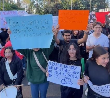 Estudiantes marchan en Uruapan para exigir justicia por el asesinato de Carlos Manzo