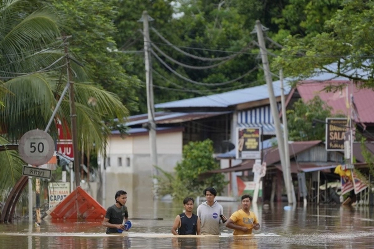 Evacuan a 16 mil personas por inundaciones en Malasia