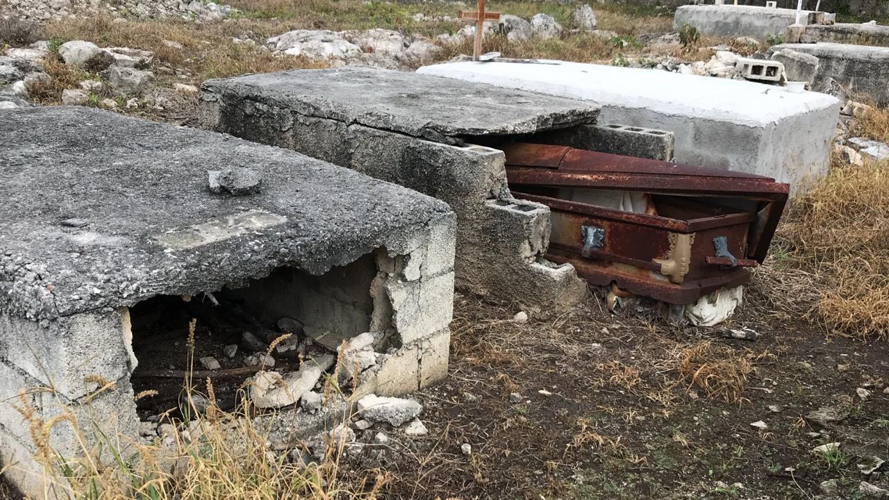En Tulum, exhumarán restos de tumbas abandonadas