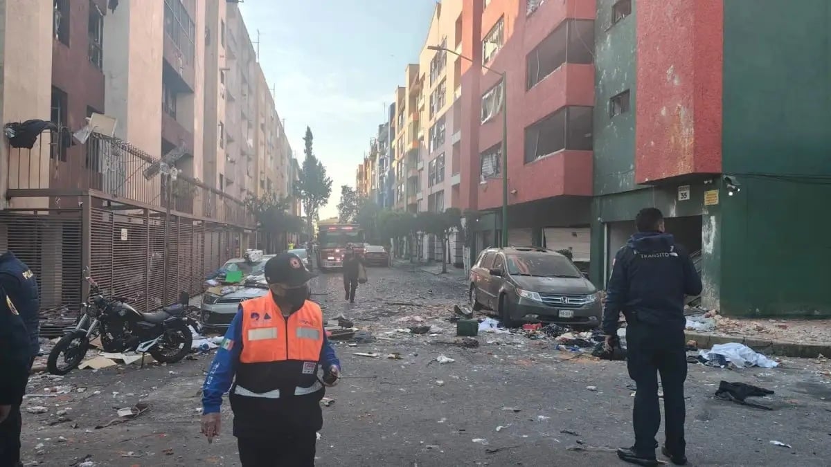 Explosión por acumulación de gas en edificio de Taxqueña deja al menos cuatro heridos y 5 edificios dañados