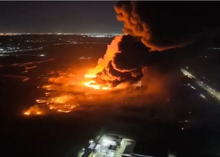 Fuerte explosión en polo industrial cerca del principal aeropuerto de Argentina