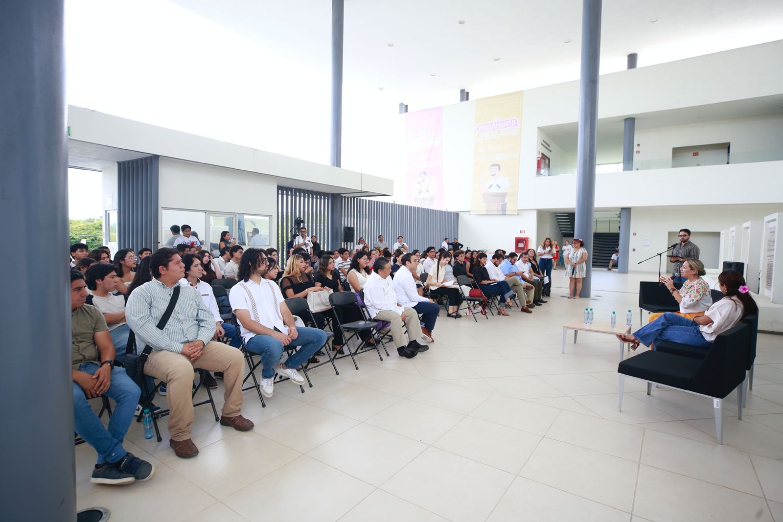 Jóvenes participan en ''Experiencia Parlamentaria'' en el Congreso de Yucatán 