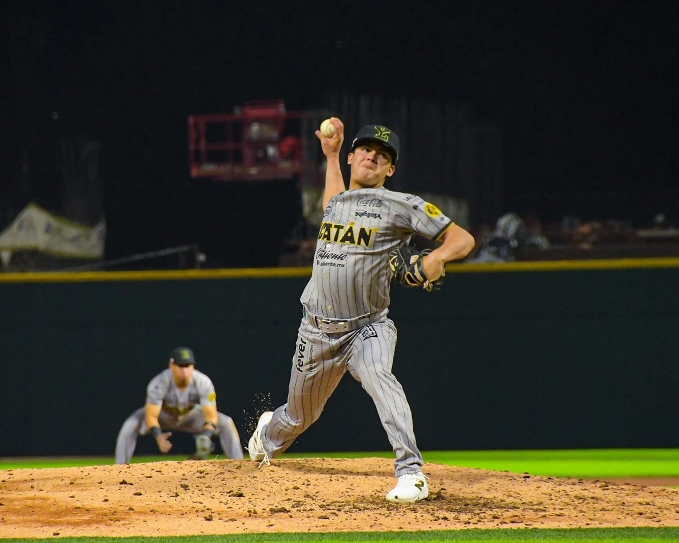 Los Guerreros arrollan 15-2 a los Leones y empatan la serie
