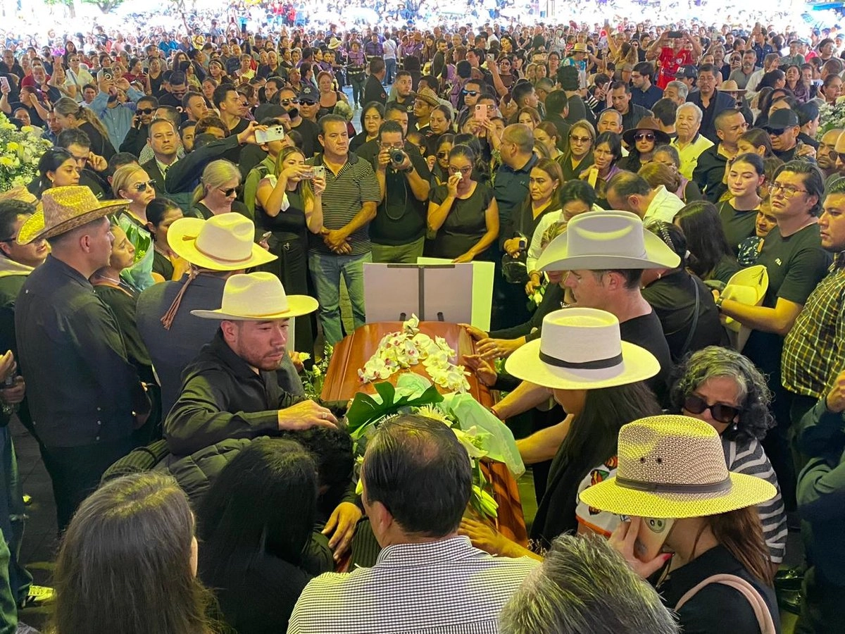Cientos despiden a Carlos Manzo en funeral público en Uruapan