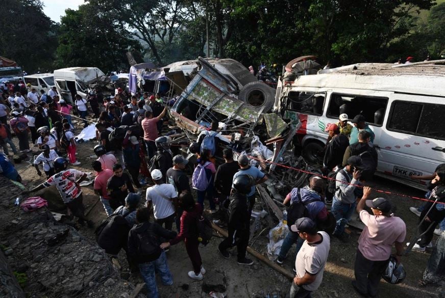 Ataque con explosivos adjudicado a disidencias de las FARC deja 14 muertos en Colombia