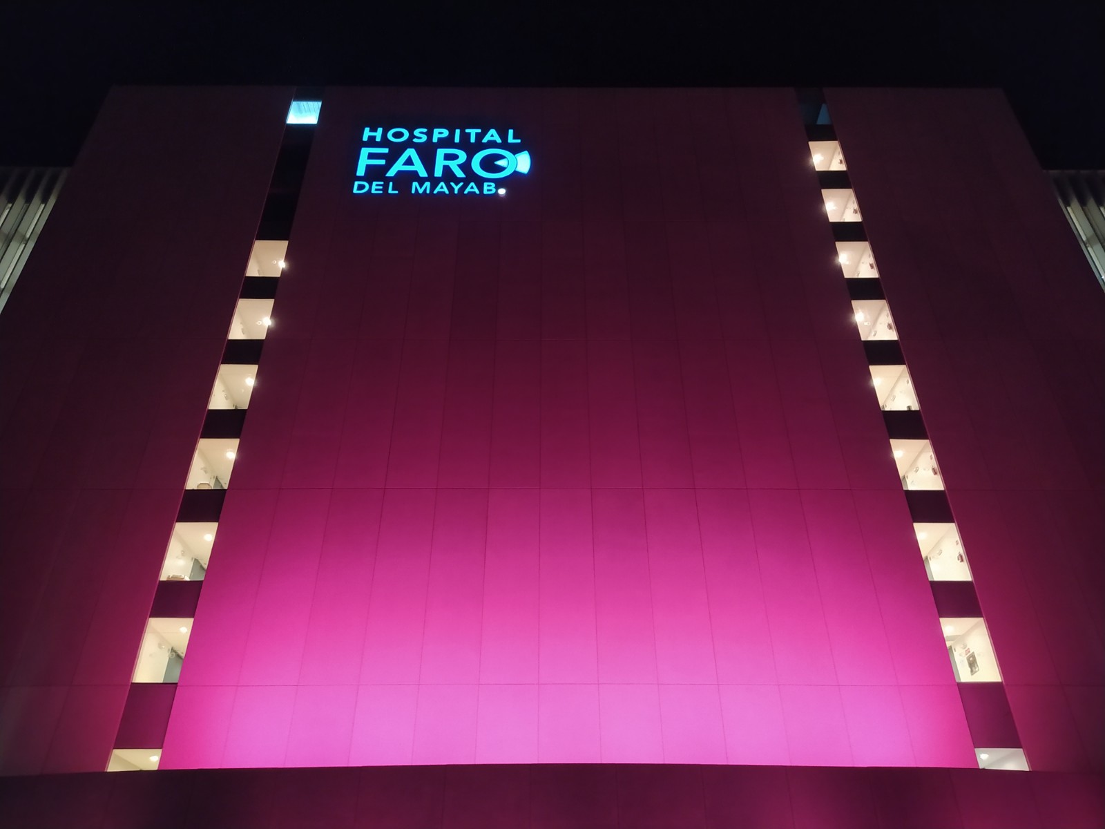El hospital Faro del Mayab se ilumina de rosa