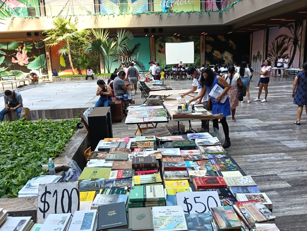 Jóvenes, la mayoría de los asistentes a la Tercera Feria del Libro de Cancún