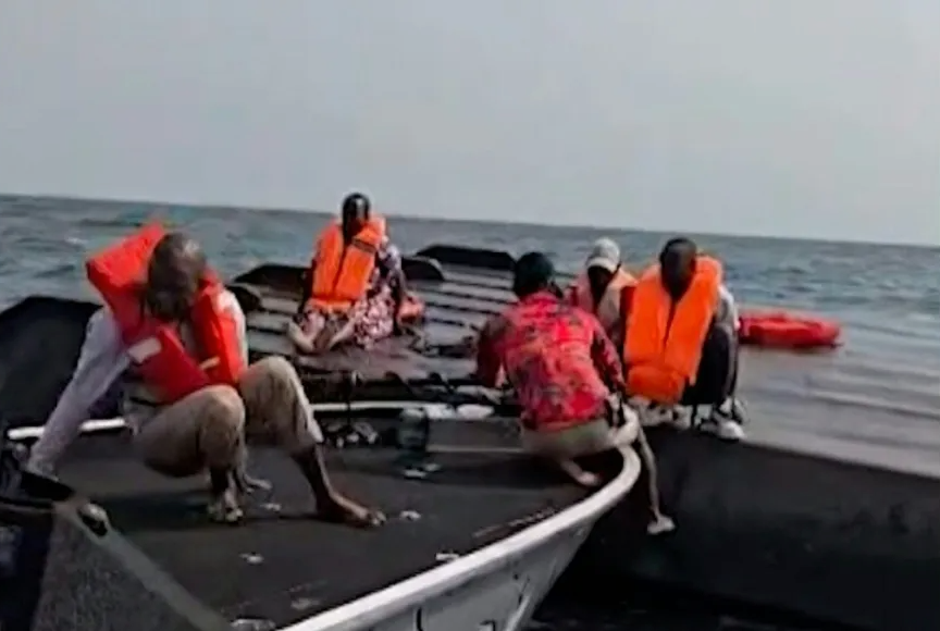 Al menos 44 muertos tras el vuelco de un ferry en un lago de Zimbabue