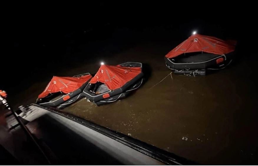 Vuelca ferry con 133 personas en costas de Guyana; rescatan a 67 del agua