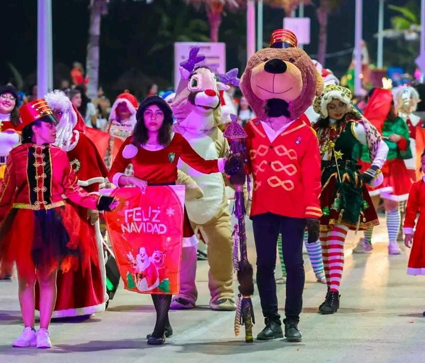 Realizan fiesta navideña en malecón costero de Carmen