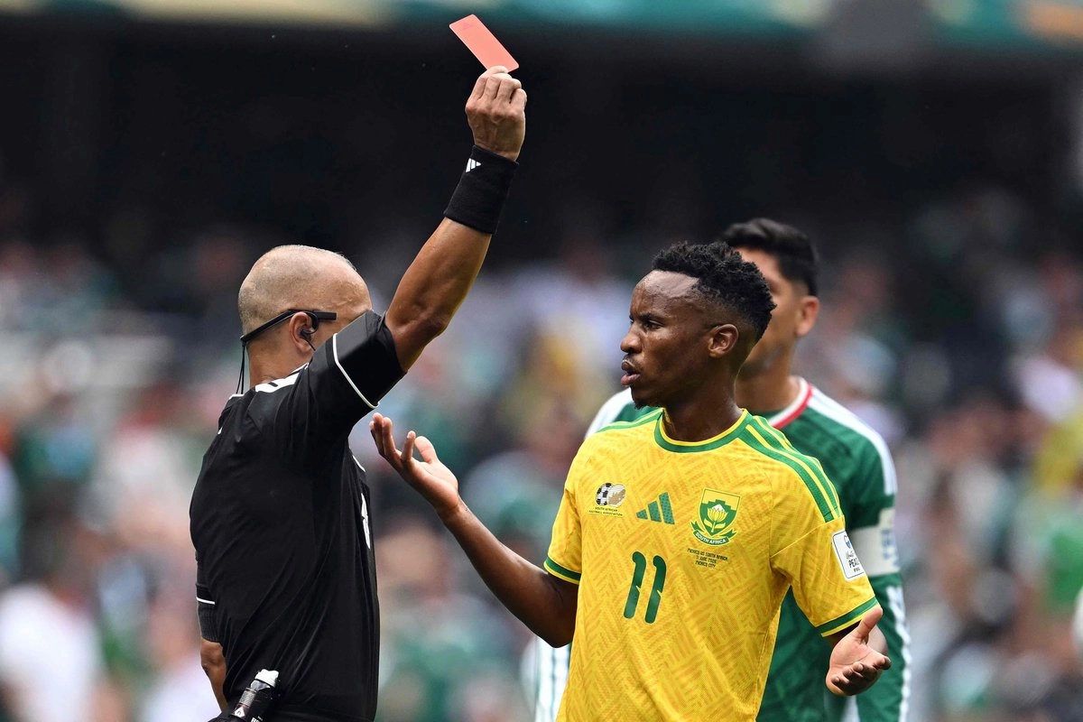 FIFA extiende a tres juegos la suspensión del sudafricano Themba Zwane tras conducta antideportiva frente a México