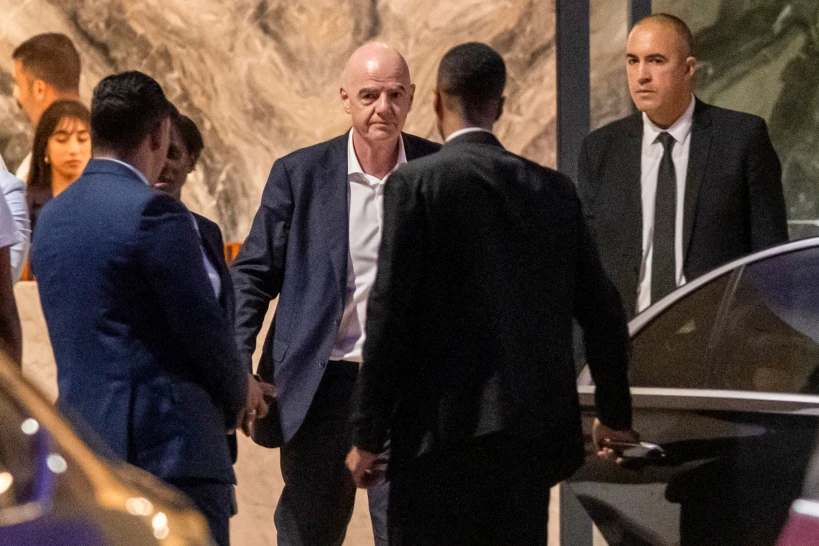 El presidente de la FIFA frena una revuelta interna; ahora viene una elección reñida