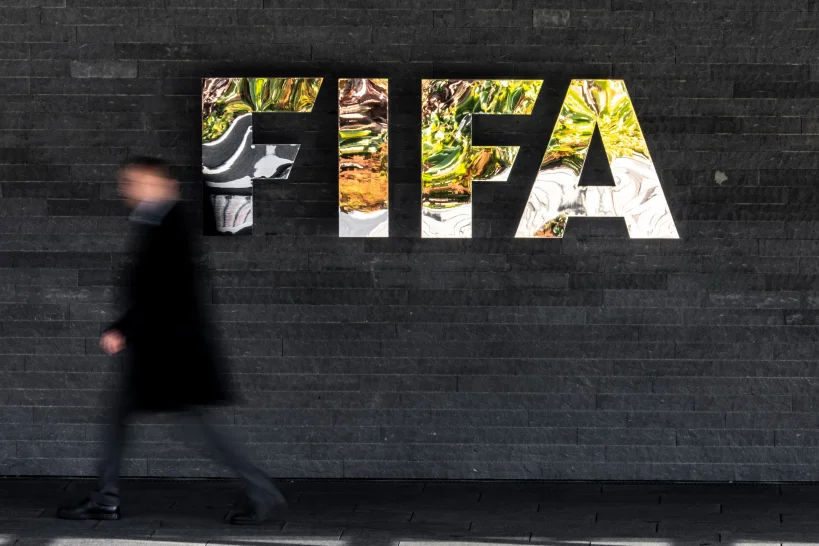 En tensa reunión de la FIFA, Infantino se disculpa por plan de venta del Mundial