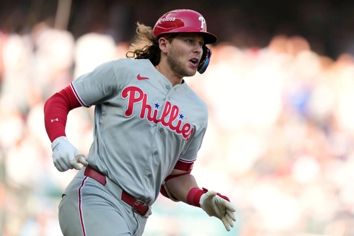 Filis sobreviven ante Bravos y fuerzan tercer duelo en serie de comodines