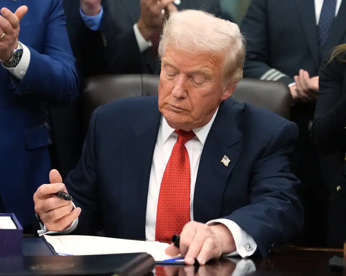 Trump firma decreto que pone fin al cierre de gobierno más largo en la historia de EU