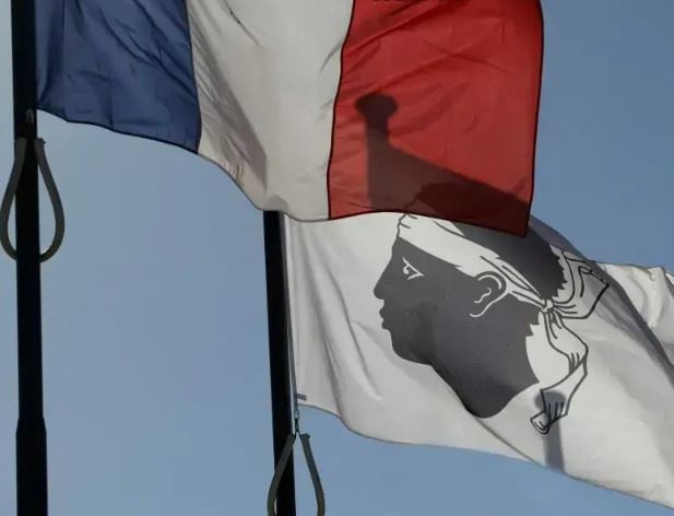 La policía mata a un hombre armado con un cuchillo en una transitada calle de Córcega