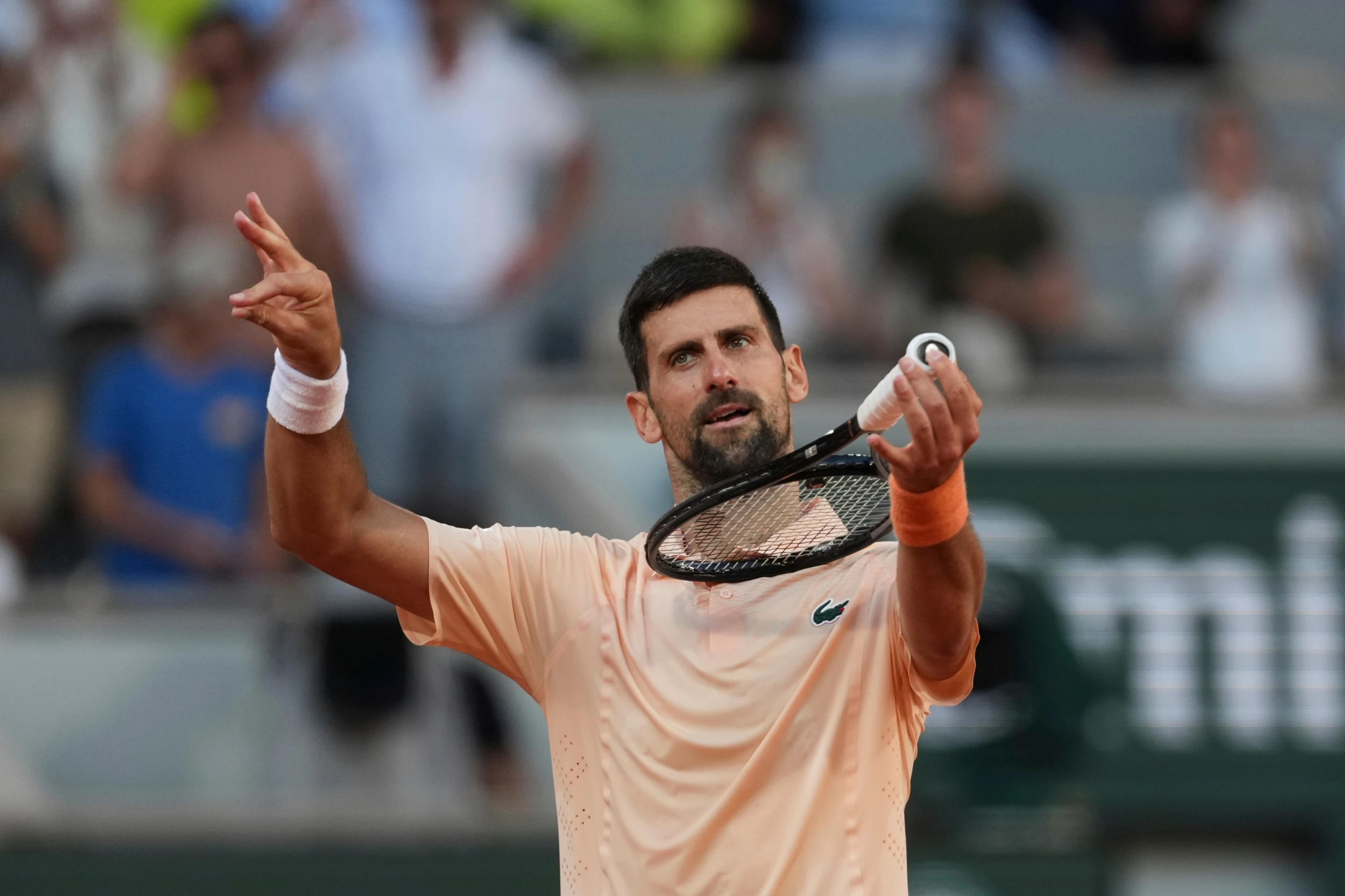 Djokovic consigue triunfo en medio de ola de calor y Rybakina cae en un gran día para Ucrania