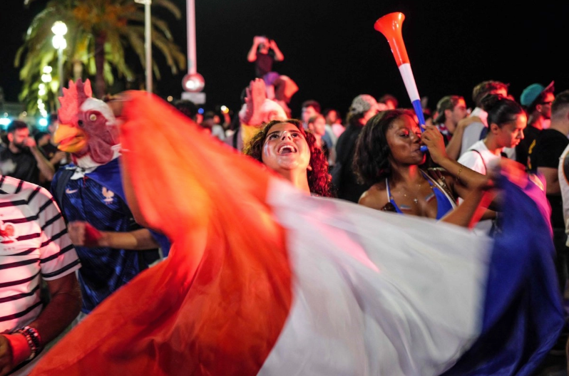 Una adolescente muere al caer de un camión durante festejos de Francia en el Mundial