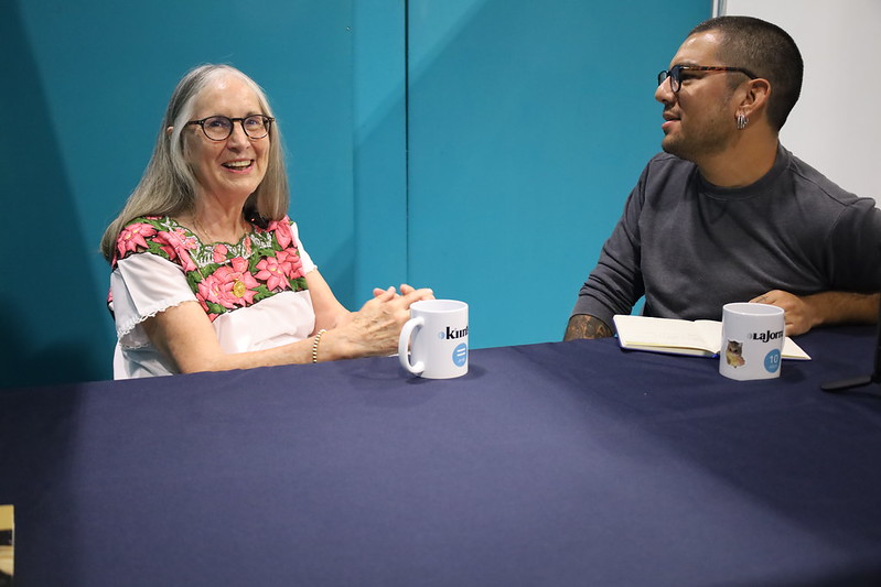 Julieta Fierro en el stand de 'La Jornada Maya'