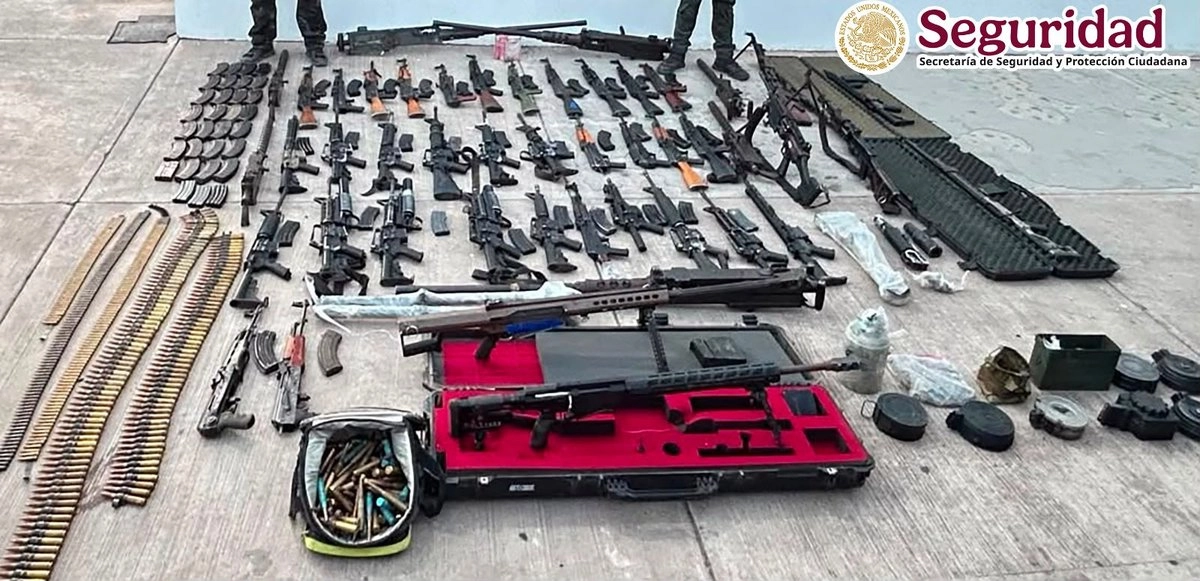 Fuerzas federales aseguran arsenal en Sinaloa; una avioneta y 24 kilos de 'coca' en Baja California